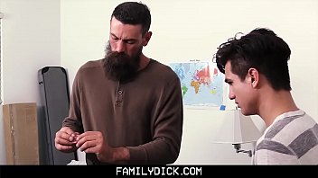 Зрелая брюнеточка дарит своему молодчику утренний трах